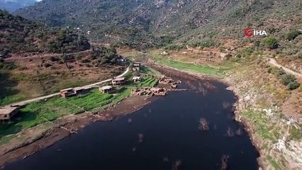 Barajın su seviyesi düştü, tarihi köy evleri gün yüzüne çıktı