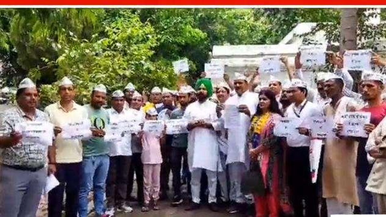 मुजफ्फरनगर: आम आदमी पार्टी ने पीएम मोदी को बताया सबसे बड़ा घोटालेबाज, कलेक्ट्रेट पर हंगामा