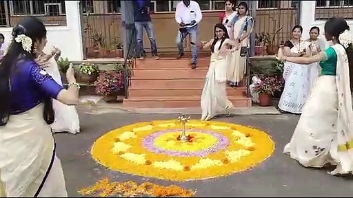 செண்டை மேளம் முழங்க கதகளி நடமாடி ஓணம் பண்டிகையை கோலாகலமாக கொண்டாடிய மாணவிகள்