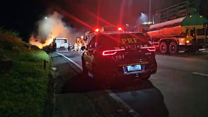 Caminhão carregado de madeira pega fogo e bloqueia BR-376, entre PR e SC; vídeos