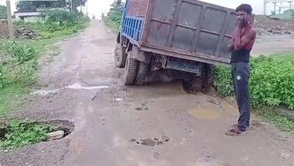 सोनभद्र: जर्जर सड़क के गड्ढों में फंसा ट्रक पलटने से बाल-बाल बचा