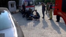 Maltepe'de hafriyat kamyonu devrildi: 2 işçi yaralandı