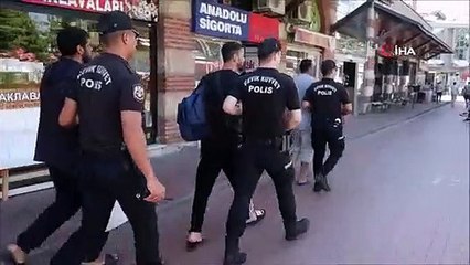 Düzensiz göçe karşı denetimler hız kesmeden devam ediyor... Kıskıvrak yakalanıp göç idaresine götürülüyorlar