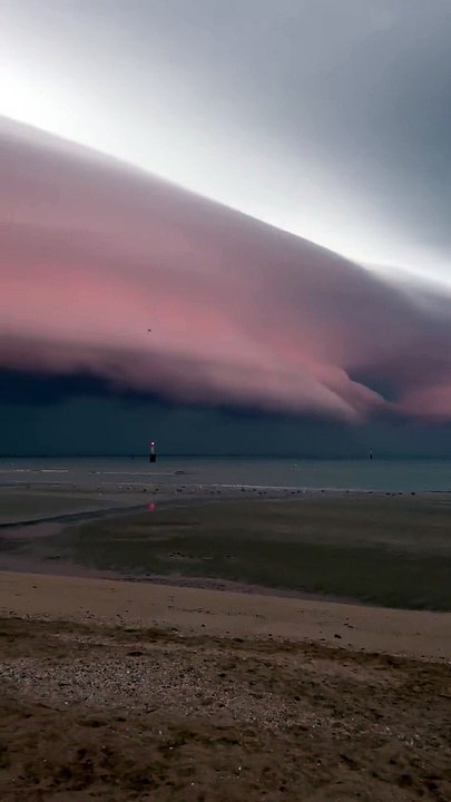 L'impressionnante arrivée de l'orage et de son arcus en Normandie