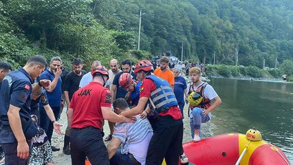 Rize'de derede akıntıya kapılan baba ve oğlu kurtarıldı