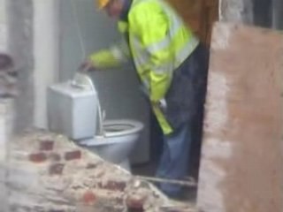 coup de pelleteuses sur un immeuble habité