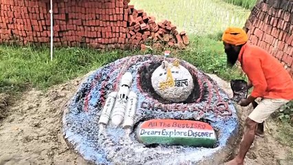अद्भुत! UP में रेत पर करा दी चंद्रयान-3 की सफल लैंडिंग,इस कलाकार ने अनोखे अंदाज में दी ISRO को बधाई