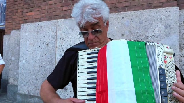Con la fisarmonica suona L'Italiano ai funerali di toto Cuotugno