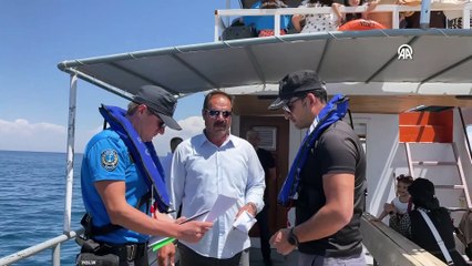 Deniz polisleri "Van Denizi"nde boğulmaları önlemek için devriye atıyor