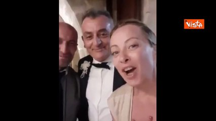 Fuori programma per Giorgia Meloni, ecco gli auguri a una coppia di sposi in Puglia