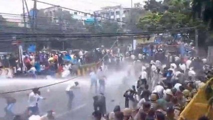 Video: इंदौर में NSUI का जंगी प्रदर्शन, पुलिस ने लाठीचार्ज और वाटर कैनन से खदेड़ा