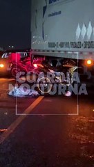 #Preliminar Tras perder el control de su motocicleta, se impactó contra un tráiler y murió #GuardiaNocturna
