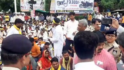 आदिवासियों ने रोड के लिए हाइवे किया दो घंटे जाम