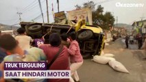 Hindari Pemotor, Truk Muatan Serbuk Gergaji Terguling di Sukabumi