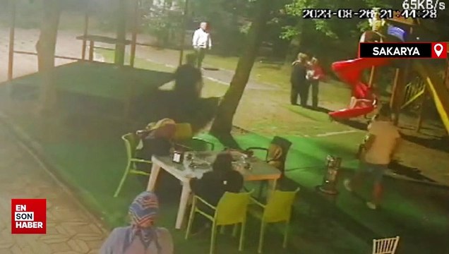 Kaydıraktan düşmek üzere olan çocuğu bir başka çocuk kurtardı