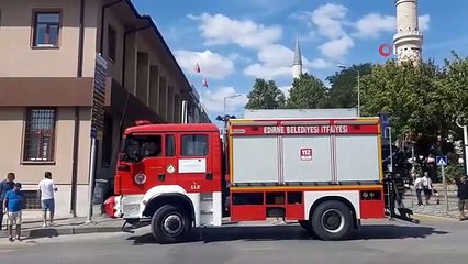 Motosiklete çarpmamak için manevra yaptı, direğe çarparak durabildi