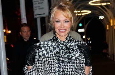 Pamela Anderson descubrió a una acosadora en su cama con su famoso bikini rojo