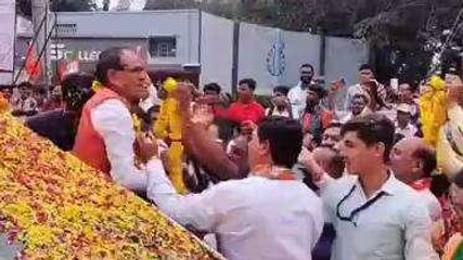 छिंदवाड़ा पहुंचे शिवराज सिंह चौहान, रोड-शो में उमड़ा जनसैलाब, जगह-जगह की पुष्‍पवर्षा
