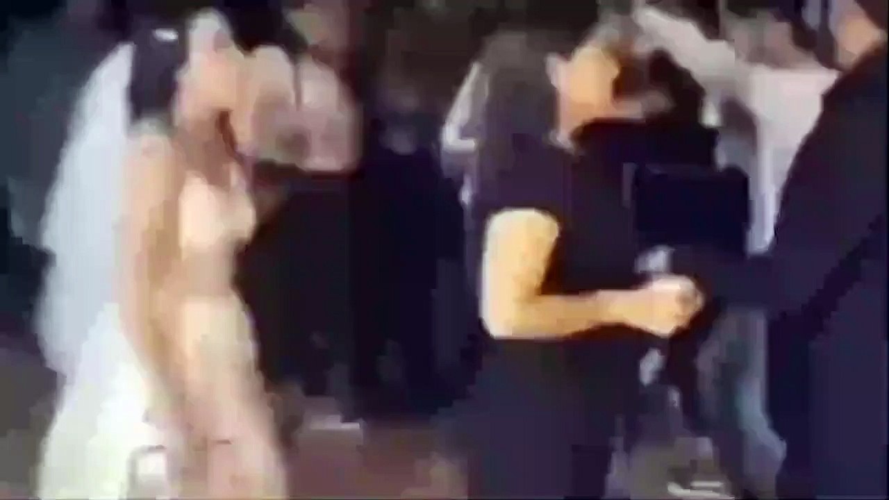 Damadın twerk ve kalça dansı gelini çileden çıkardı! Kolundan tutup pistten fırlattı