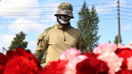 « C’est comme perdre son père » : les hommages à Prigojine se succèdent devant le siège de Wagner