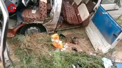 Pakistan’da minibüsle kamyon çarpıştı: 7 ölü