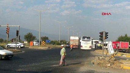 YOLCU OTOBÜSÜYLE İŞÇİ SERVİS MİDİBÜSÜ ÇARPIŞTI; 11 YARALI