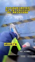 男子跳傘，鞋子先跳下去了。Man skydiving, shoes jump first.