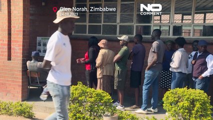 Zimbabwe, la gente è ancora in fila per votare dopo aver aspettato le schede elettorali