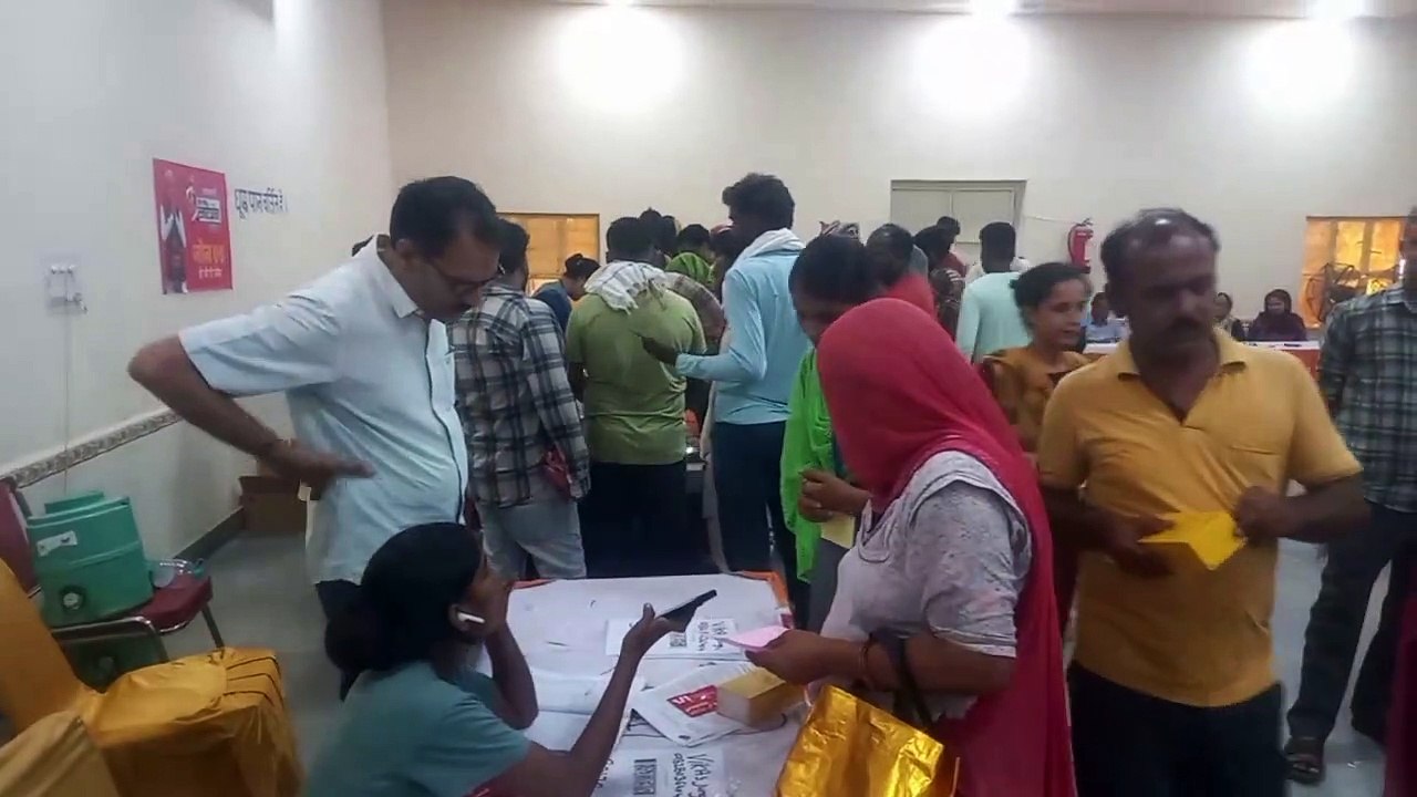 Unemployed hands are getting work in smartphone distribution, more than 14 thousand women have reached the smartphone in the district