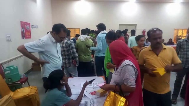 Unemployed hands are getting work in smartphone distribution, more than 14 thousand women have reached the smartphone in the district