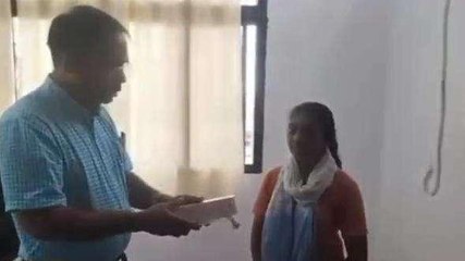 मऊगंज: कलेक्टर की सराहनीय पहल, मोबाइल गुम होने पर छात्र को भेंट किया मोबाइल