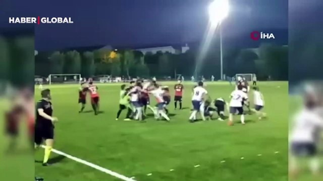 Yeşil saha boks ringine döndü: Yumruk ve tekmeler havada uçuştu