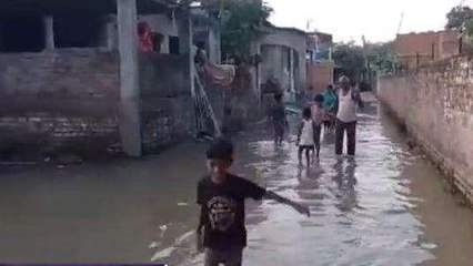 अमेठी: जलभराव से गांव में हुए बाढ़ जैसे हालात, ग्रामीणों ने अधिकारियों से लगाई गुहार