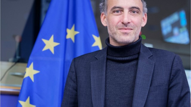 GALA VIDEO - Raphaël Glucksmann en deuil : le compagnon de Léa Salamé pleure la mort de sa mère