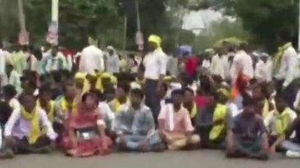 हरदा: सड़क की मांग को लेकर आदिवासियों सगठन के कार्यकर्ताओं ने किया प्रदर्शन