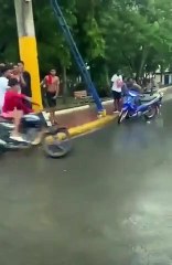 En Hato Mayor realizan carreras de motores en plena tormenta Franklin