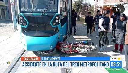 Motocicleta chocó con un vagón del tren