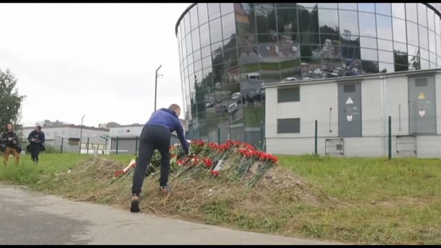 Sostenitori Prigozhin raccolti fuori sede Wagner a San Pietroburgo