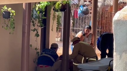 Limpando o piso, mulher escorrega e fica ferida