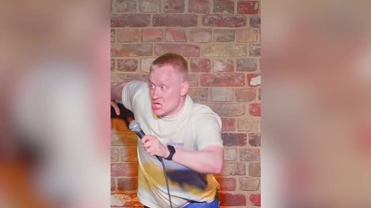 Comedian mit perfektem slow-motion-torjubel