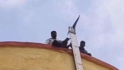 चूरू: मूलभूत सुविधाओं का गांव में टोटा, पानी की टंकी पर चढ़े ग्रामीण, देखें ये video
