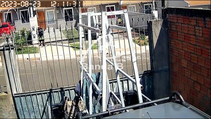 Imagem mostra suspeito deixando residência após assassinar esposa de militar