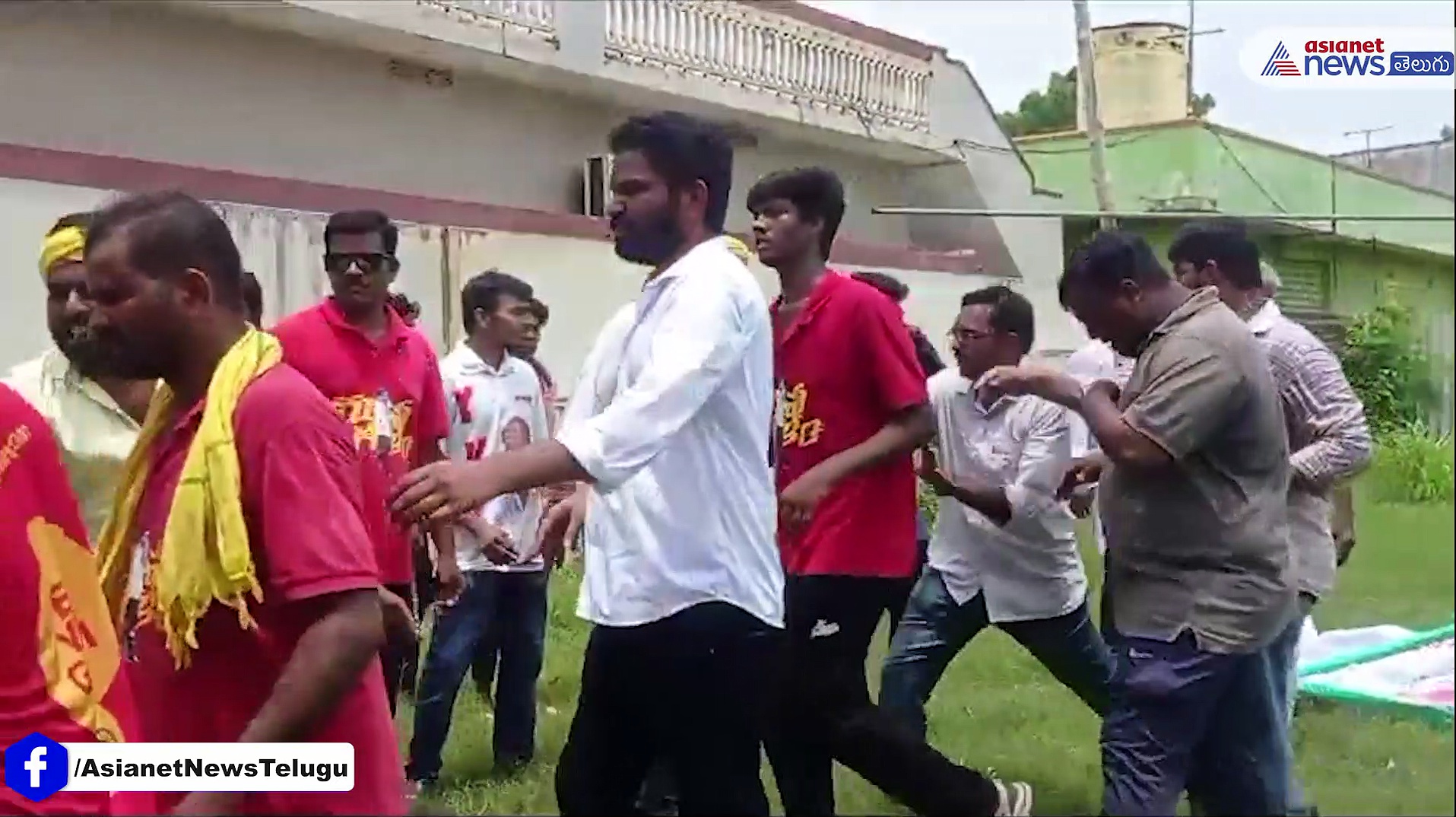 కొడాలి నాని, వంశీ పోటోలతో కవ్వించేలా ప్లెక్సీలు... టిడిపి, వైసిపి శ్రేణుల ఘర్షణ