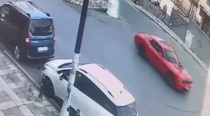 Drift attı, lüks arabası trafikten men edildi
