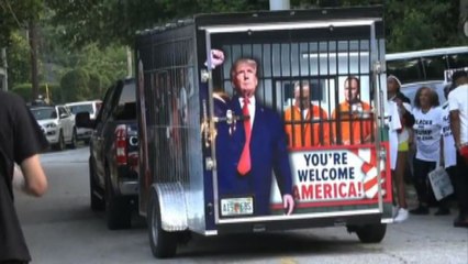 Presidio di sostenitori di Trump di fronte alla prigione di Fulton