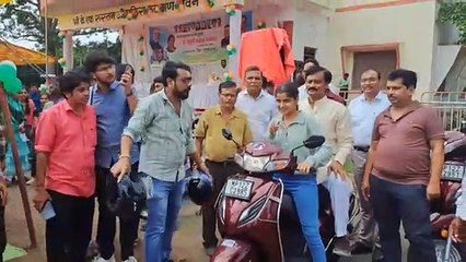स्कूटी की चाबी देकर भाजपा विधायक हुए सवार, ग्राउंड मेंकिया भ्रमण