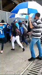 Hinchas llegan al estadio portando un cuerpo dentro de un ataúd