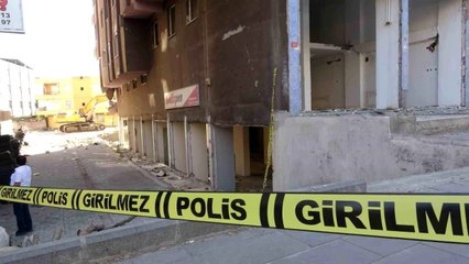 Diyarbakır'da ağır hasarlı binada bir kişi olduğu ihbarı üzerine yıkım durduruldu