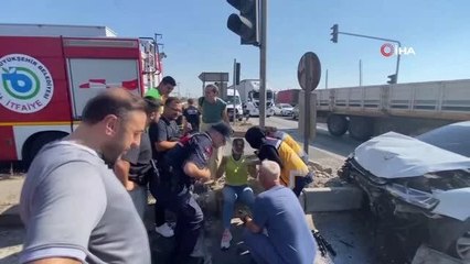 Tekirdağ'da Hafif Ticari Araç ile Otomobil Çarpıştı, Sürücüler Yaralandı