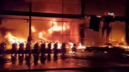 Hindistan'da bir oto galeride çıkan yangında 400 motosiklet küle döndü